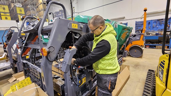 OMBS - Officina Meccanica Boi Salvatore - Assistenza e Ricambi a Cagliari e in tutta la Sardegna - Bucher Municipal, Wirtgen Group JOHN DEERE, Komatsu